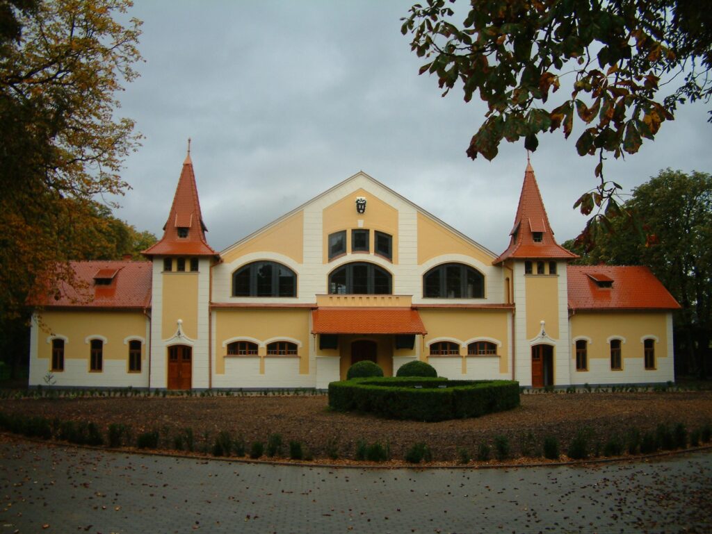 In dieser Reithalle von Topoľčianky besuchte unser Hengst die "Grundschule".